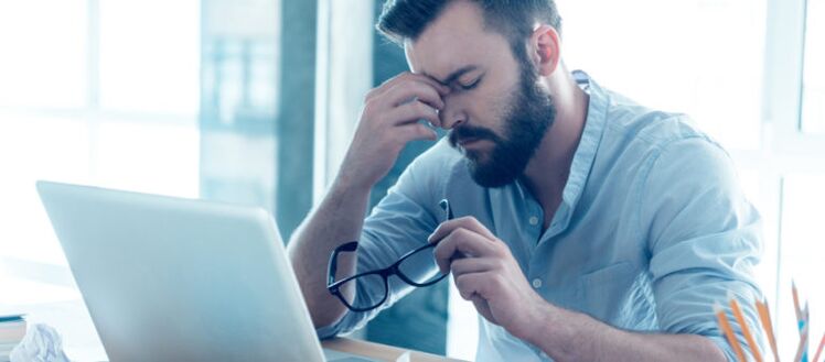 Một người đàn ông gặp phải tác dụng phụ của việc làm to dương vật